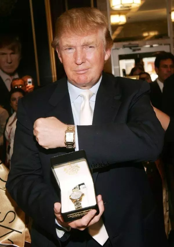 Donald Trump fait la promotion de ses propres montres Donald Trump fait la promotion de ses propres montres