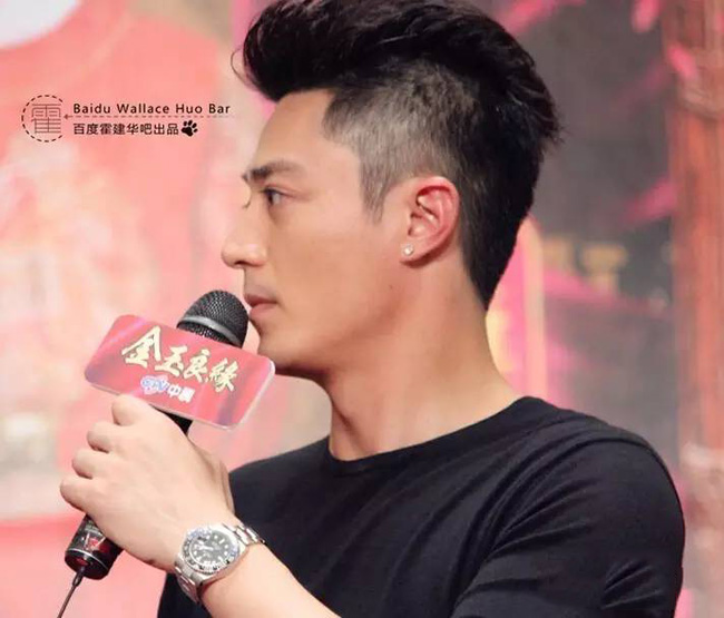 Wallace Huo portant une montre Rolex