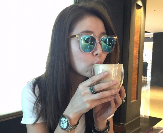 Ruby Lin portant une montre Rolex Daytona